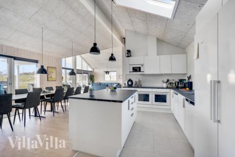 På luksushusets kjøkken finner dere alt dere trenger for å lage mat til 18 personer.