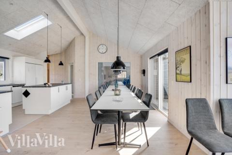 Det er god plass til at 18 personer sitter sammen i feriehusets oppholdsrom under et besøk i luksushus 523 i Nordjylland.