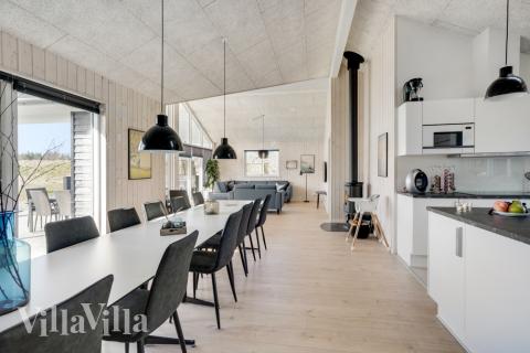 Oppholdsrom med plass til 18 i luksushus nr. 523.