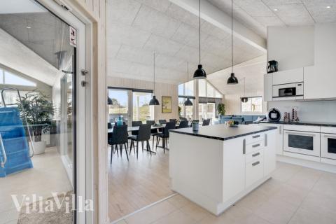 Kjøkkenet i luksushus nr. 523 i Nordjylland er godt innrettet.