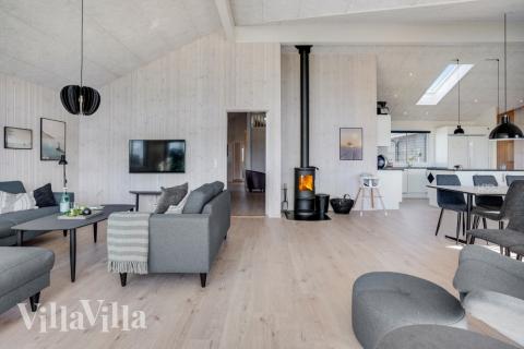 Det er god plass til hygge i feriehusets sofagruppe under oppholdet i luksushus nr. 523