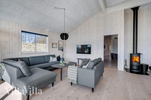 Sofaen i luksushus nr. 523 i Nordjylland er perfekt for å hygge seg med et brettspill eller se en film sammen.