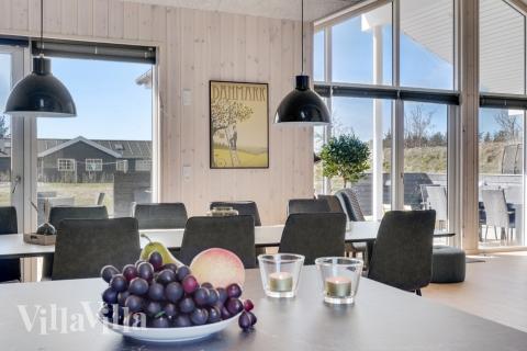 Det er plass til 18 personer i det store lyse oppholdsrommet i luksushus nr. 523.