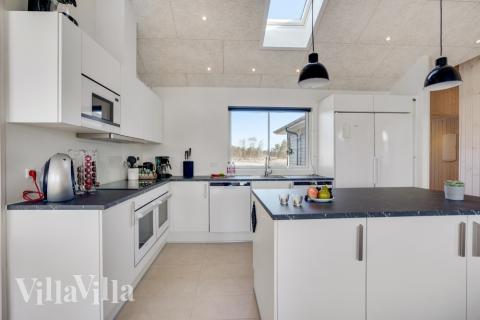 Kjøkkenet i luksushus nr. 523 er fullt utstyrt så dere lett kan lage mat til 18 personer.