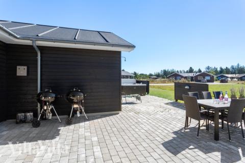 Luksushus nr. 523 har en deilig terrasse med gode hagemøbler til 18 personer.