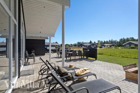 På terrassen i feriehus nr. 523 er det plass til 18 personer.