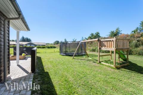 I det attraktive feriehuset nr. 523 i Nordjylland finnes det mengder av utendørsaktiviteter, som leketårn og huskestativ.