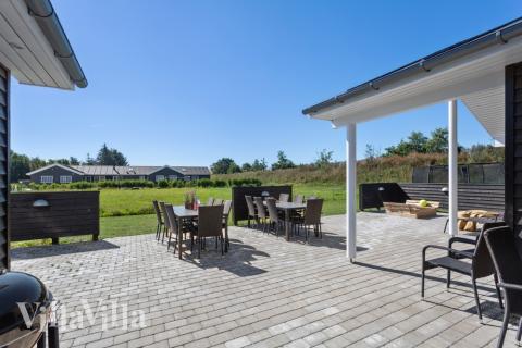 Nyt en grillkveld på terrassen i luksushus nr. 523 i Nordjylland