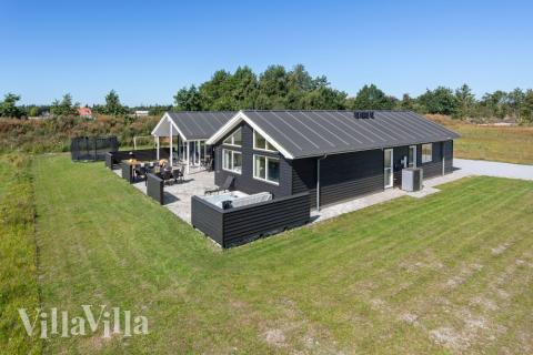Dette lekre huset med svømmebasseng, nr. 523, med plass til 18 personer, ligger i Nordjylland
