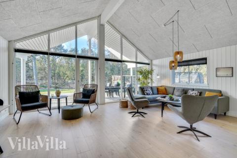 Det er god plass til hygge i feriehusets sofagruppe under oppholdet i luksushus nr. 536