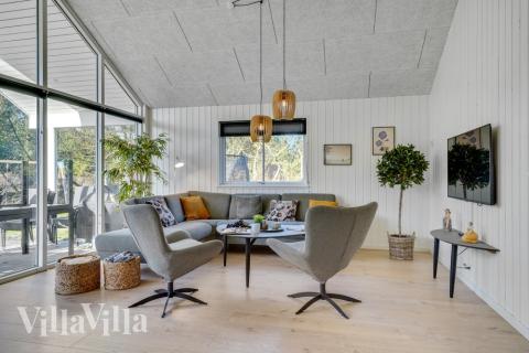 Sofaen i luksushus nr. 536 i Vestjylland er perfekt for å hygge seg med et brettspill eller se en film sammen.