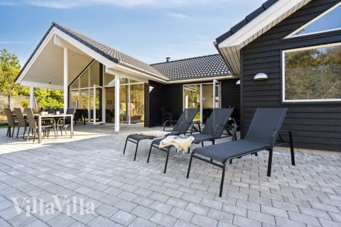 Nyt en grillkveld på terrassen i luksushus nr. 536 i Vestjylland