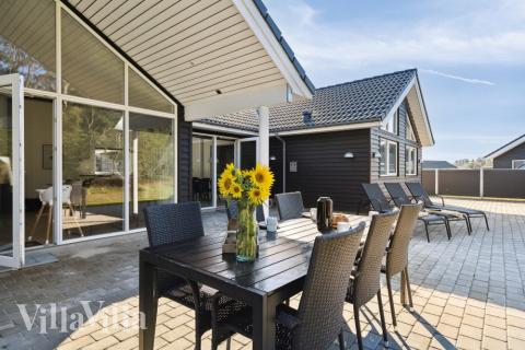 Luksushus nr. 536 har en deilig terrasse med gode hagemøbler til 18 personer.