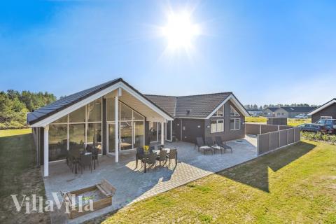 Dette lekre huset med svømmebasseng, nr. 536, med plass til 18 personer, ligger i Vestjylland