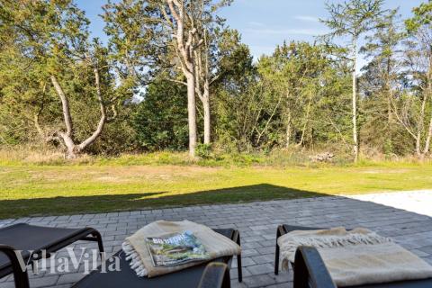 På terrassen i feriehus nr. 536 er det plass til 18 personer.