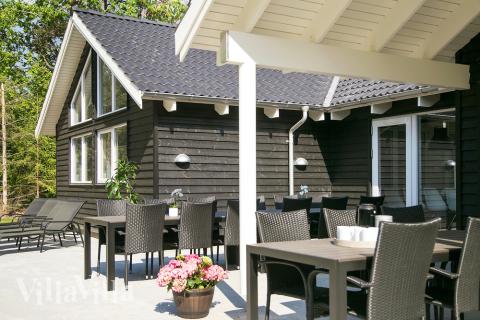 Luksushus nr. 537 har en deilig terrasse med gode hagemøbler til 18 personer.