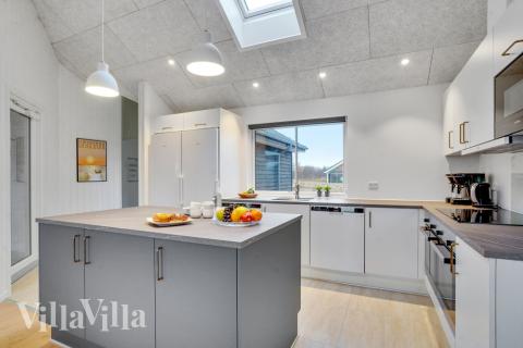 Kjøkkenet i luksushus nr. 537 i Sydjylland er godt innrettet.