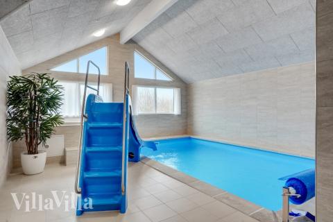 Det flotte bassenget i luksushus nr. 537 til 18 personer