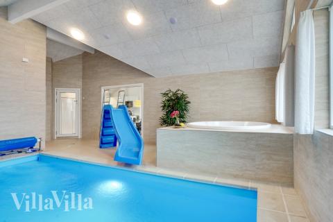 Feriehus 537 har et flott basseng med sklie, et stort innebygd boblebad og en badstue