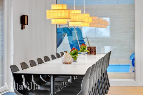 Det er plass til 18 personer i det store lyse oppholdsrommet i luksushus nr. 537.