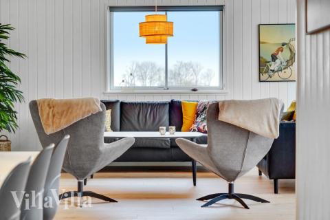 Sofaen i luksushus nr. 537 i Sydjylland er perfekt for å hygge seg med et brettspill eller se en film sammen.