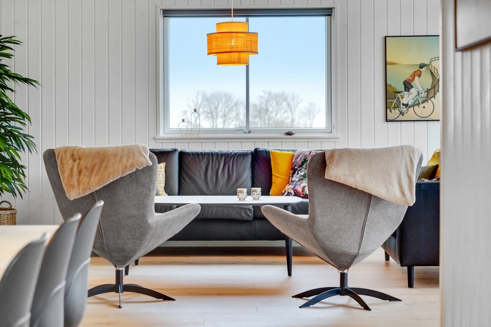 Det er god plass til hygge i feriehusets sofagruppe under oppholdet i luksushus nr. 537