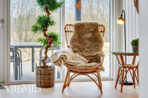 Det er god plass til hygge i feriehusets sofagruppe under oppholdet i luksushus nr. 537