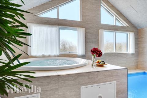 Nyt varmen i boblebadet i luksushus nr. 537 i Sydjylland