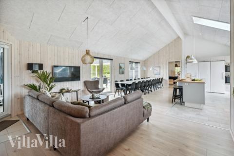 Sofaen i luksushus nr. 535 i Vestjylland er perfekt for å hygge seg med et brettspill eller se en film sammen.