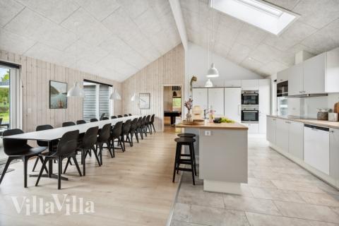 Det er god plass til hygge i feriehusets sofagruppe under oppholdet i luksushus nr. 535