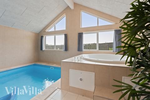 Nyt varmen i boblebadet i luksushus nr. 535 i Vestjylland