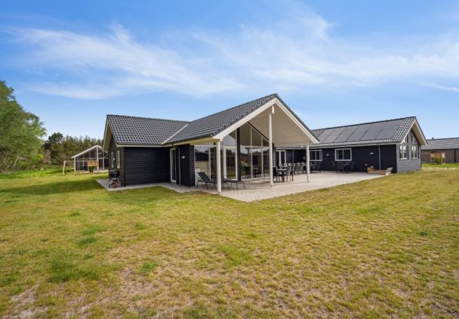 Dette lekre huset med svømmebasseng, nr. 535, med plass til 20 personer, ligger i Vestjylland