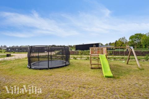 I det attraktive feriehuset nr. 535 i Vestjylland finnes det mengder av utendørsaktiviteter, som leketårn og huskestativ.