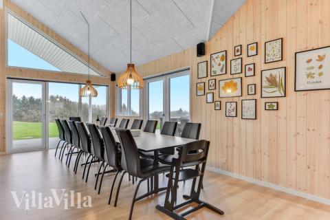 Det er plass til 14 personer i det store lyse oppholdsrommet i luksushus nr. 539.