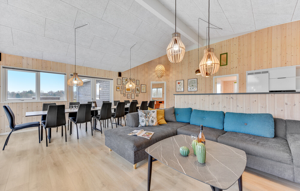 Det er god plass til hygge i feriehusets sofagruppe under oppholdet i luksushus nr. 539