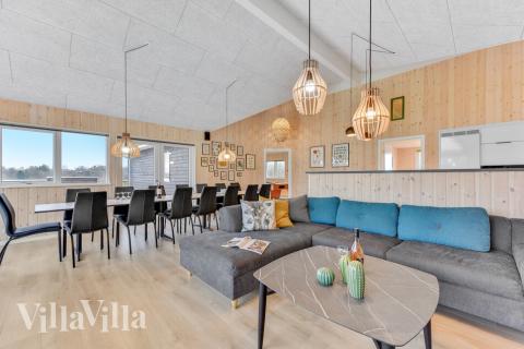 Det er god plass til hygge i feriehusets sofagruppe under oppholdet i luksushus nr. 539