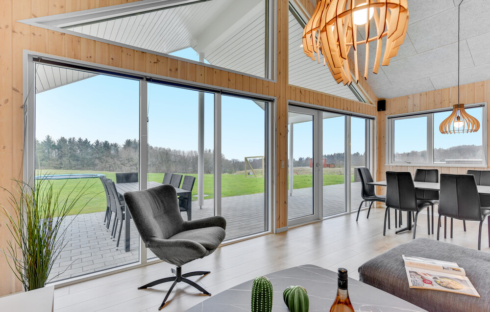 Sofaen i luksushus nr. 539 i Limfjorden er perfekt for å hygge seg med et brettspill eller se en film sammen.