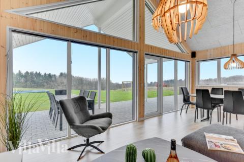 Sofaen i luksushus nr. 539 i Limfjorden er perfekt for å hygge seg med et brettspill eller se en film sammen.