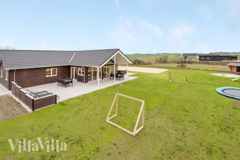 Dette lekre huset med spa, nr. 539, med plass til 14 personer, ligger i Limfjorden