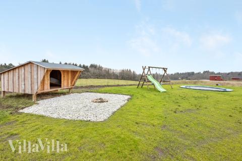 I det attraktive feriehuset nr. 539 i Limfjorden finnes det mengder av utendørsaktiviteter, som leketårn og huskestativ.