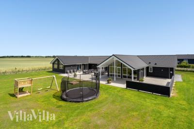 Dette lekre huset med svømmebasseng, nr. 542, med plass til 26 personer, ligger i Limfjorden