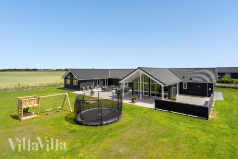 Dette lekre huset med svømmebasseng, nr. 542, med plass til 26 personer, ligger i Limfjorden