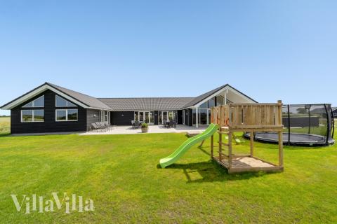 I det attraktive feriehuset nr. 542 i Limfjorden finnes det mengder av utendørsaktiviteter, som leketårn og huskestativ.