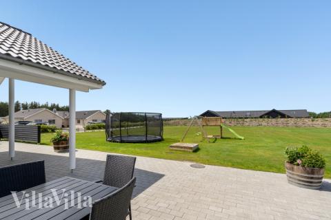 Nyt en grillkveld på terrassen i luksushus nr. 542 i Limfjorden