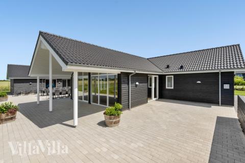 Luksushus nr. 542 har en deilig terrasse med gode hagemøbler til 26 personer.