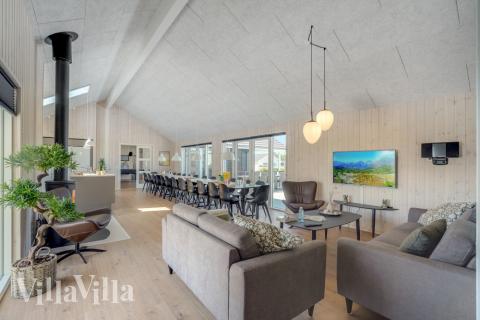 Det er god plass til hygge i feriehusets sofagruppe under oppholdet i luksushus nr. 542