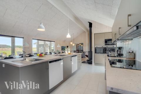 Kjøkkenet i luksushus nr. 542 i Limfjorden er godt innrettet.