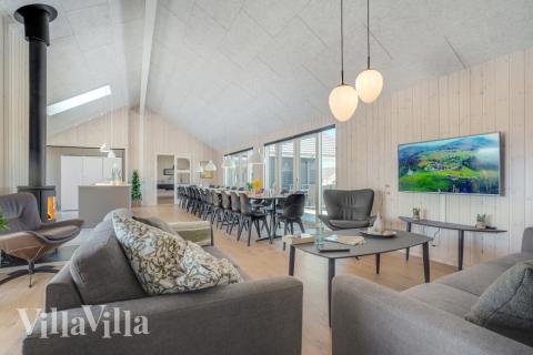 Sofaen i luksushus nr. 542 i Limfjorden er perfekt for å hygge seg med et brettspill eller se en film sammen.