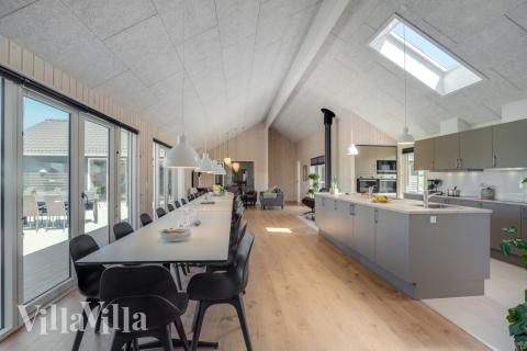 Det er plass til 26 personer i det store lyse oppholdsrommet i luksushus nr. 542.