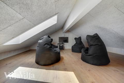 Noen av de 26 soveplassene i luksushus nr. 542 finnes på hems